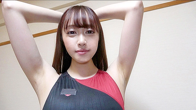 訳あり3980桐山結羽 濡れてテカってピッタリ密着 神競泳水着 ロ○可愛い女子の競泳水着姿をじっとりと堪能！着替え○撮から始まり貧乳から巨乳にパイパン、ハミ毛、ジョリワキ等のフェチ接写やローションソーププレイや競泳水着ぶっかけ等を完全着衣で楽しむAV
