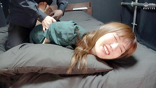「くすぐったいところが極端なお姉様をくすぐりチェック！」WAKA-045 美泉咲（1）