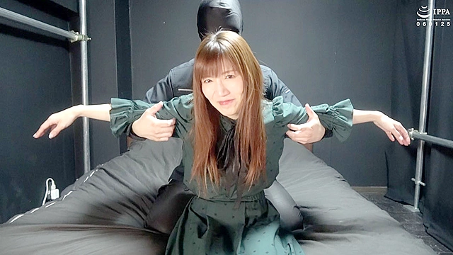 「くすぐったいところが極端なお姉様をくすぐりチェック！」WAKA-045 美泉咲（1）