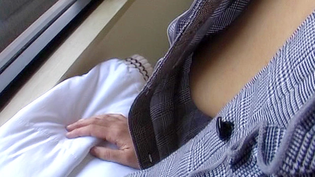 日常的熟女胸チラ○撮1