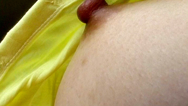 日常的熟女胸チラ○撮1