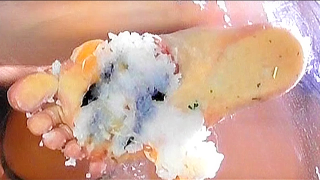 美希様がナマ足やハイヒールで踏んだ寿司を「完食ドレイ」に食べさせる！