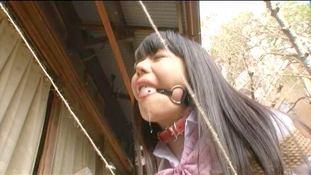 ワレメにコブ縄をはさみ込み倒錯した快楽に悶えるマゾ女