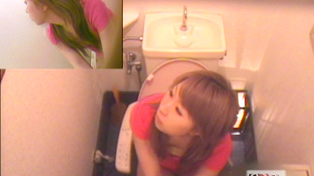 パスタ専門店のマネージャーが故障したトイレで排便する様子と焦っている様子を○撮した後に便器に残されたオシッコウンコも撮影した映像