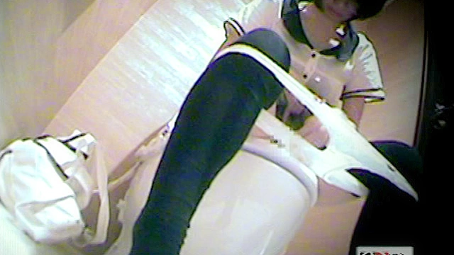 パスタ専門店のマネージャーが故障したトイレで排便する様子と焦っている様子を○撮した後に便器に残されたオシッコウンコも撮影した映像