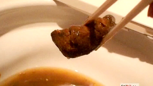 パスタ専門店のマネージャーが故障したトイレで排便する様子と焦っている様子を○撮した後に便器に残されたオシッコウンコも撮影した映像