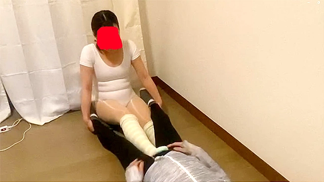 体操部のみみちゃんにレオタード姿で電気アンマで逝かされちゃった