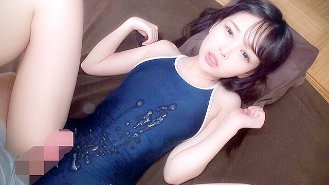 濡れてテカってピッタリ密着 神スク水 跡美しゅり 美少女から人妻まで可愛い女子のスクール水着姿をじっとりと堪能！着替え○撮から始まり貧乳から巨乳にパイパン、ハミ毛、ジョリワキ等のフェチ接写やローションソーププレイやスク水ぶっかけに生中出し等を完全着衣で楽しむAV