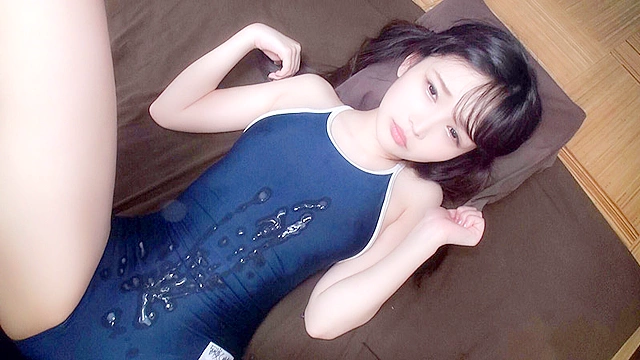 濡れてテカってピッタリ密着 神スク水 跡美しゅり 美少女から人妻まで可愛い女子のスクール水着姿をじっとりと堪能！着替え○撮から始まり貧乳から巨乳にパイパン、ハミ毛、ジョリワキ等のフェチ接写やローションソーププレイやスク水ぶっかけに生中出し等を完全着衣で楽しむAV