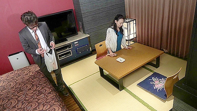 同窓会の帰りに五十路妻となった憧れの子の熟れた陰部を…
