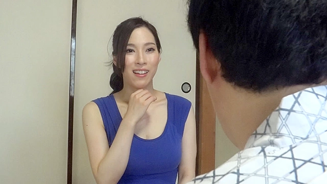旅館でマッサージを頼んだら人妻になった同級生がやって来た。昔好きだった彼女の大人になったオッパイの谷間に俺の股間もムクムク。それに気付いた彼女の目付きが変わり、チ○ポを握りしめ僕の上にまたがってきた！