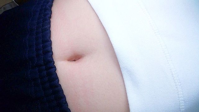 むちむちデカ尻 神ブルマ なつめ愛莉 ロ○美少女から人妻、ぽっちゃり娘達にピチピチブルマ＆体操着を着せ、ハミパン、ムレムレワレメなど毛穴まで見えるほどの超ドアップ接写！さらに尻コキ、着衣お漏らし放尿やブルマぶっかけ、生中出し等ブルマ好きに送る完全着衣フェチAV