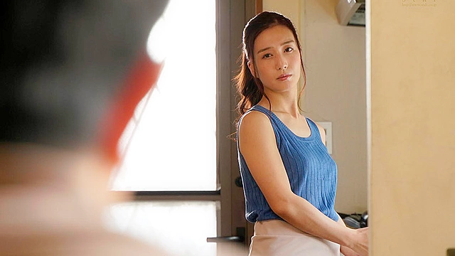 古川いおり 息子の朝勃ち男根を思わず鬼咥えする淫乱義母