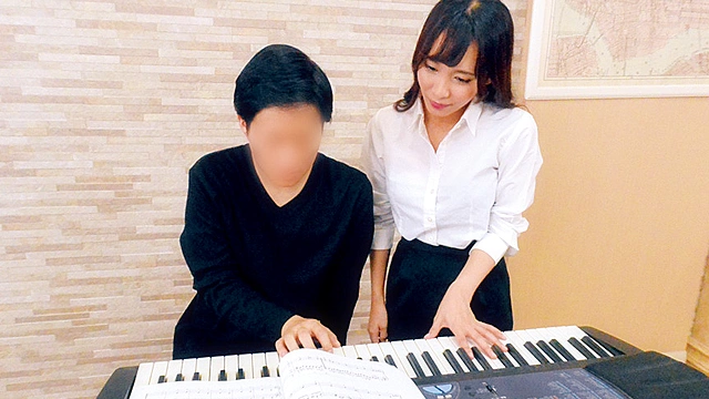 Gカッフ美人先生のおっぱいが当たってしまう音楽教室 逢見リカ