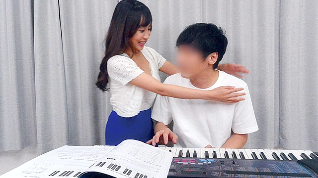 Gカッフ美人先生のおっぱいが当たってしまう音楽教室 逢見リカ