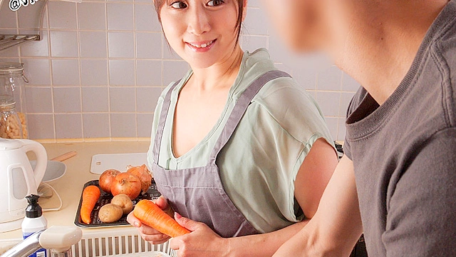 初めて彼女が出来たのに…彼女のお母さんに童貞を奪われた