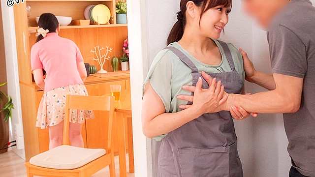 初めて彼女が出来たのに…彼女のお母さんに童貞を奪われた