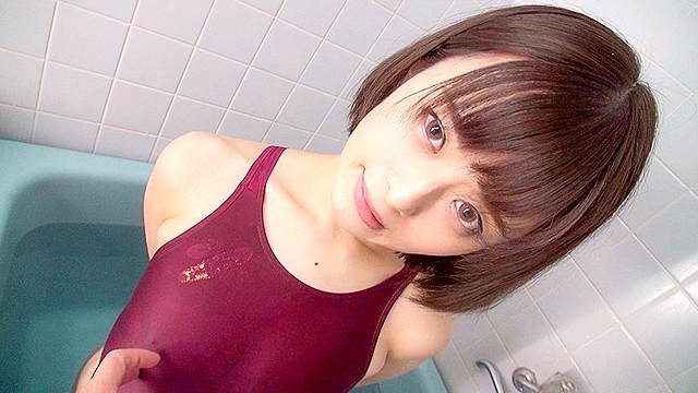 濡れてテカってピッタリ密着 神競泳水着 月乃ルナ ロ○可愛い女子の競泳水着姿をじっとりと堪能！着替え○撮から始まり貧乳から巨乳にパイパン、ハミ毛、ジョリワキ等のフェチ接写やローションソーププレイや競泳水着ぶっかけ等を完全着衣で楽しむAV