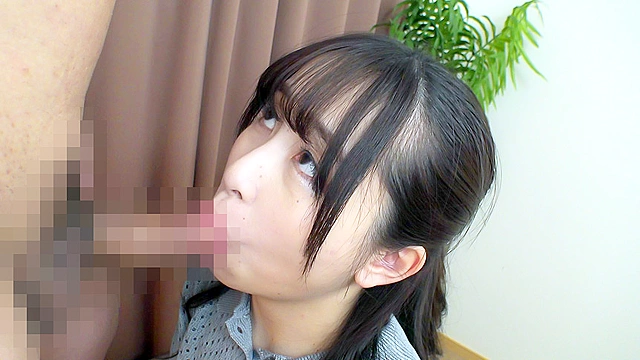 27歳ロ○系幼妻をガチナンパ 童貞君筆下ろし生中出し