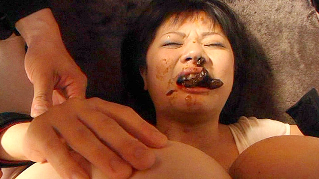 口の中にウンコされる女