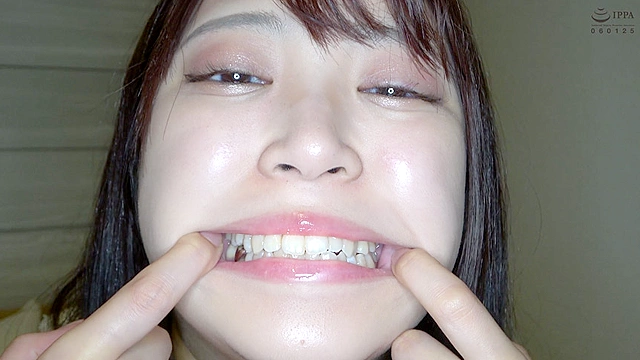 人気女優 加賀美さらチャンの激レア舌ベロ・口内・歯観察！小魚に唾垂らし咀嚼も！！！
