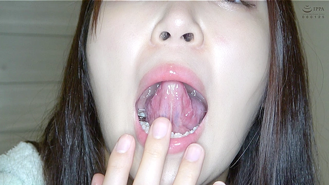 人気女優 加賀美さらチャンの激レア舌ベロ・口内・歯観察！小魚に唾垂らし咀嚼も！！！