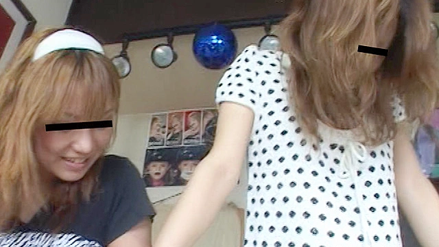 ニーハイソックスの美容師二人からツイスターゲーム代りにされたM男