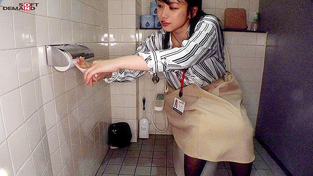 排尿中に突撃！狭～い個室でみっちゃく声ガマン SOD女子社員 ハダカになるより恥ずかしい脱ぎキャンBOX野球拳