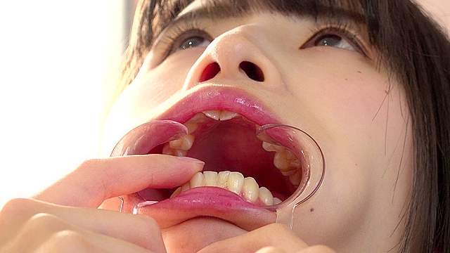 人気女優はとり心咲チャンの口内・舌ベロフェチ作品！オナニー付き