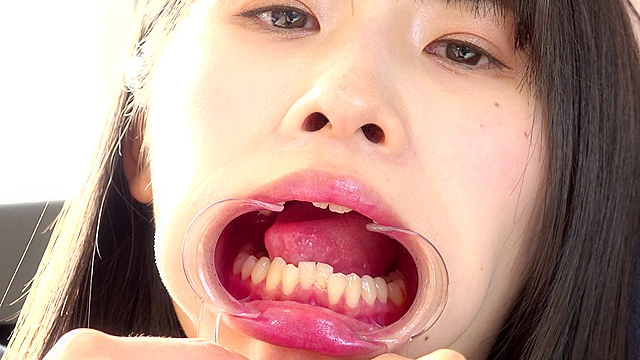 人気女優はとり心咲チャンの口内・舌ベロフェチ作品！オナニー付き