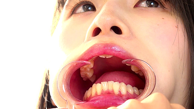 人気女優はとり心咲チャンの口内・舌ベロフェチ作品！オナニー付き