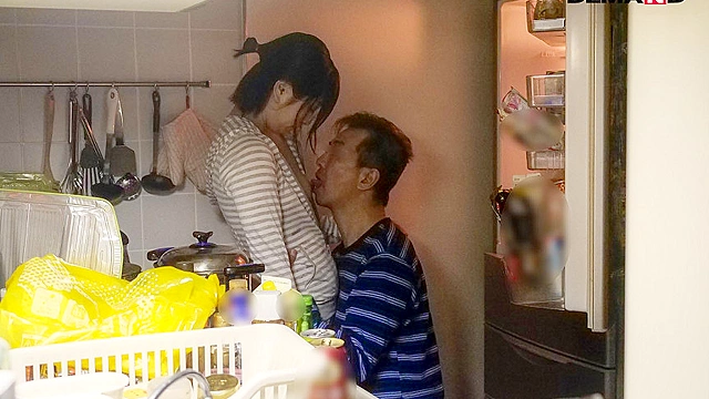 父親に家庭内わいせつされてる娘 中城葵