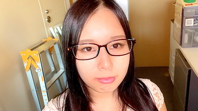 爆乳眼鏡美女の歯を楽しもうYO！ 塚田詩織