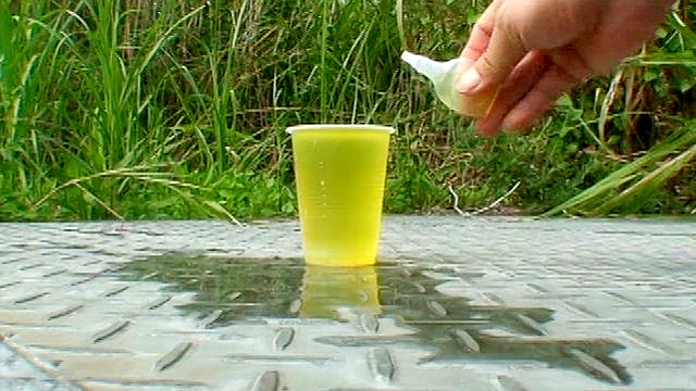 公衆トイレが無くて野外放尿してる女をこっそり隠し撮りした後、突撃してマ○コをさわる！2