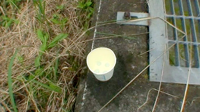 公衆トイレが無くて野外放尿してる女をこっそり隠し撮りした後、突撃してマ○コをさわる！2