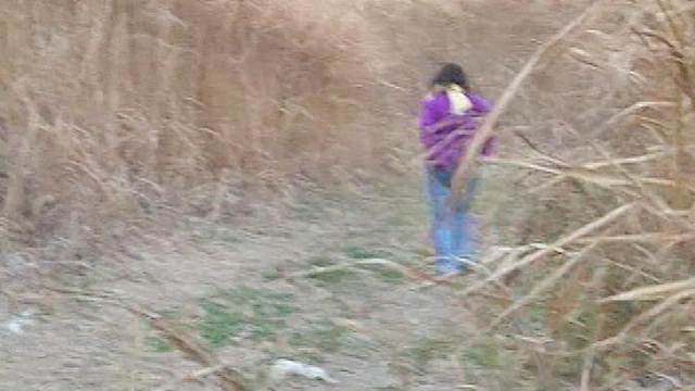 公衆トイレが無くて野外放尿してる女をこっそり隠し撮りした後、突撃してマ○コをさわる！2