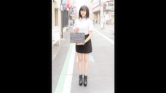 【初撮り】 AV志願のガールズバースタッフと出勤前に 162cm スレンダーボディとちっぱいBカップ 切れ長な瞳の彼女はひとたびメガネを外すと驚くほどの美少女だった！！おしゃべり好きで甘えん坊な彼女は断然ナカイキ派 ふみか・20歳