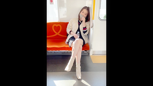 ドエロイお姉さんが乳首とパンティ見せつける