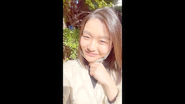 ドエロイお姉さんが乳首とパンティ見せつける