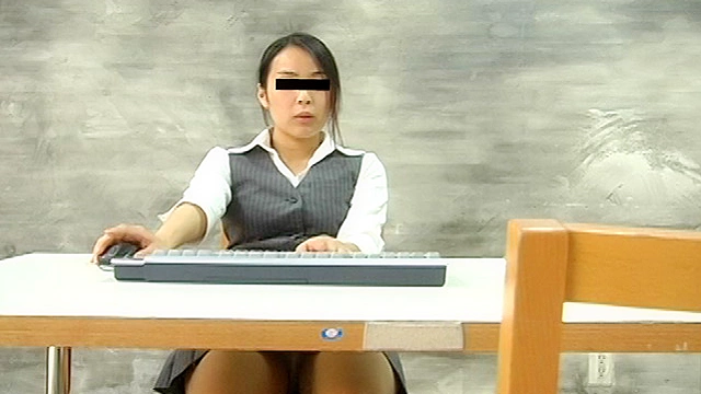 OLの無防備なデスク下 三角パンチラ○撮1