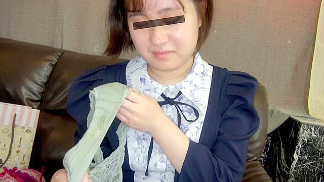 素人のオマ○コのエキスがたっぷり染み込んだ脱ぎたて生パンティーを売ってもらいました！！（8）
