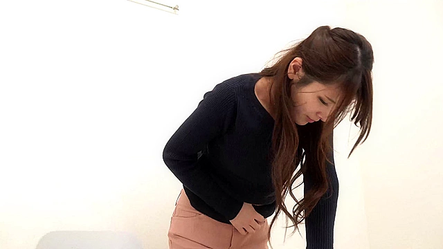パンティのままでおしっこしてね…と言われてガマンできませんでした  愛乃零