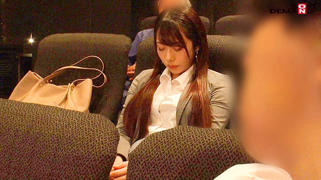 映画館のレイトショーでうたた寝する【残業で終電を逃したOL】を拘束してブランケットの中のねっとり粘着手淫でサイレント失禁イキさせる