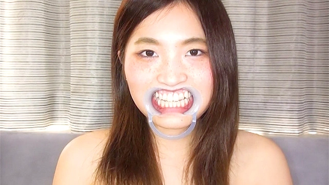 経験少なめ女子大生の清純顔舐め接吻と下品な咀嚼口腔
