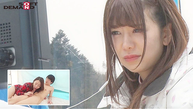 マジックミラー号 ゲレンデに来ていた幸せいっぱい新婚カップルナンパ！旦那が目の前で浮気！その様子を見て悲しんでいる奥さんを口説き、旦那までミラー越し30cmの距離で寝取って声を押し殺せないほどイカせる！