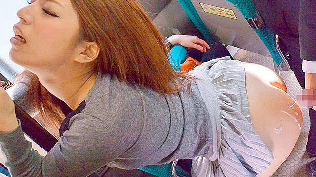 ミニスカートで満員バスに乗っただけなのに…スカートめくりあがりパンツ丸見え！興奮した勃起チ○ポがデカ尻とワレメに突き刺さり車内で立ったままヤラレた15人240分スペシャル