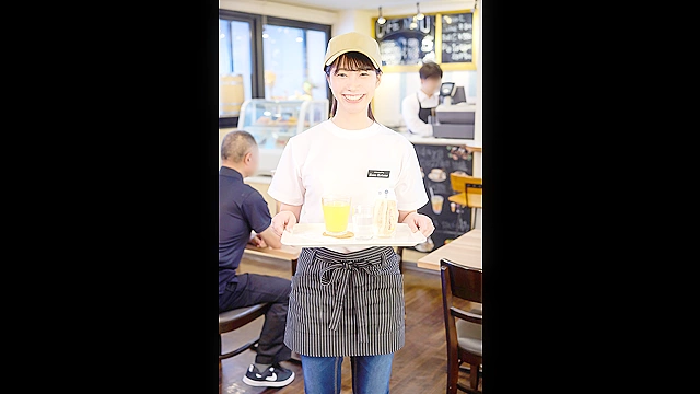 「いらっしゃいませお客様、スマイルカフェです」接客中は何をされても常に笑顔の、顧客満足度最高水準のカフェ店員に密着 はな（19）