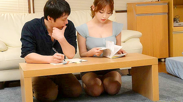 香港人・絵麗奈【初ドラマ】広東語講師の胸チラ無自覚誘惑に耐え切れず僕たちは言葉の壁を越えた