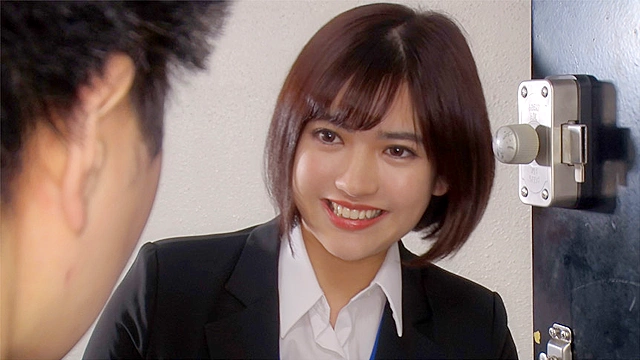 彼女も居ないし女っ気ゼロの僕の自宅で目を疑う超ラッキースケベ 仕事に夢中で気にせず突然見せつけられた無防備なパンチラ誘惑