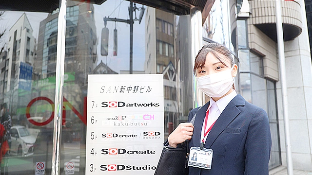 【特典映像付き】今年4月に入社したばかりのメディア事業部 松川令奈（21）はホテル業界から心機一転 第二新卒でAVの世界に入社した異色の新卒。小動物系のカワイイお顔と女子アナぽい愛嬌に押されて2022年新卒を代表して遂にAV出演！